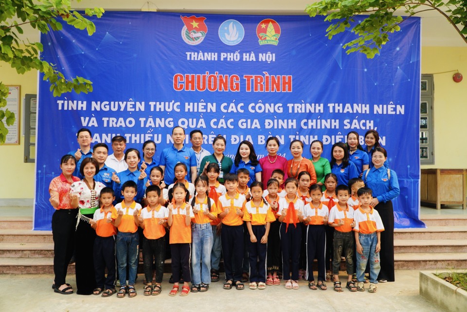 Thành đoàn Hà Nội trao quà tới thiếu nhi của tỉnh Điện Biên - Ảnh: Thành Trung