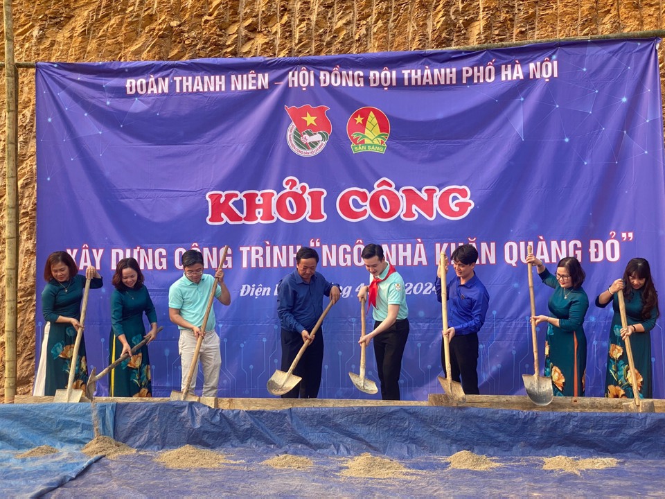 Trong dịp này, Thành đoàn Hà Nội đã trao tặng 3 ngôi nhà Khăn Quàng đỏ - Ảnh: Thành Trung