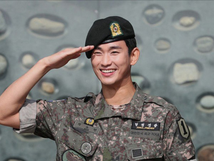 Hình ảnh Kim Soo Hyun khi ở trong quân ngũ - Ảnh: Dispatch Hình ảnh Kim Soo Hyun khi ở trong quân ngũ - Ảnh: Osen
