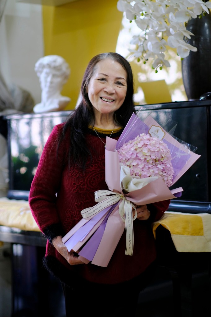 Nghệ sĩ Tuyết Thanh, 82 tuổi, sinh ra và lớn lên ở Hà Nội, trong một gia đình không ai làm nghệ thuật. Bà nổi tiếng với những ca khúc như Nổi trống lên rừng núi ơi, Miền Nam nhớ mãi ơn Người, Bến cảng quê hương tôi, Như có Bác trong ngày vui đại thắng. Ảnh: Nhân vật cung cấp