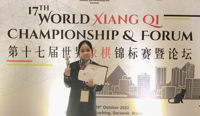 Kim được trao chứng nhận tại giải Vô địch Cờ tướng thế giới năm 2022 tại Malaysia. Ảnh: Nhân vật cung cấp