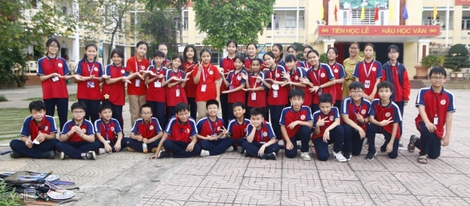 Thiên Kim cùng cô giáo và các bạn lớp 6A11. Ảnh: Thanh Hằng