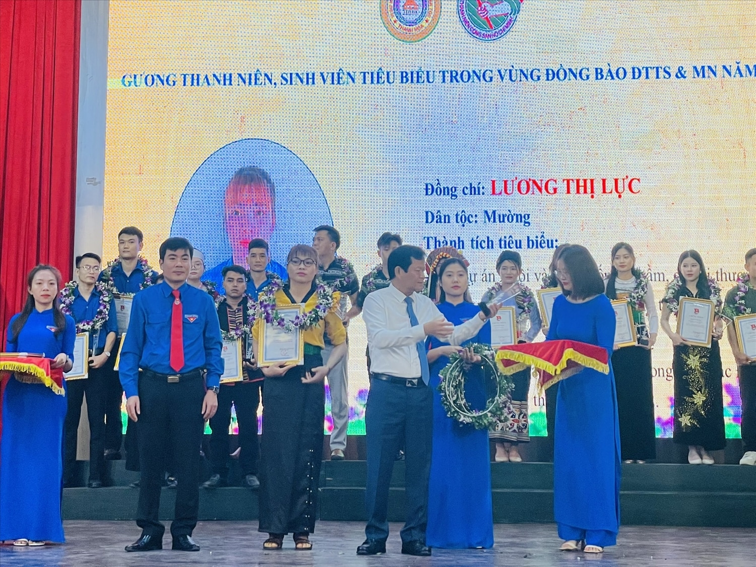 Ms. Luong Thi Luc (person wearing yellow shirt) in Son Dien commune, Quan Son was honored by the Organizing Committee at the Conference.