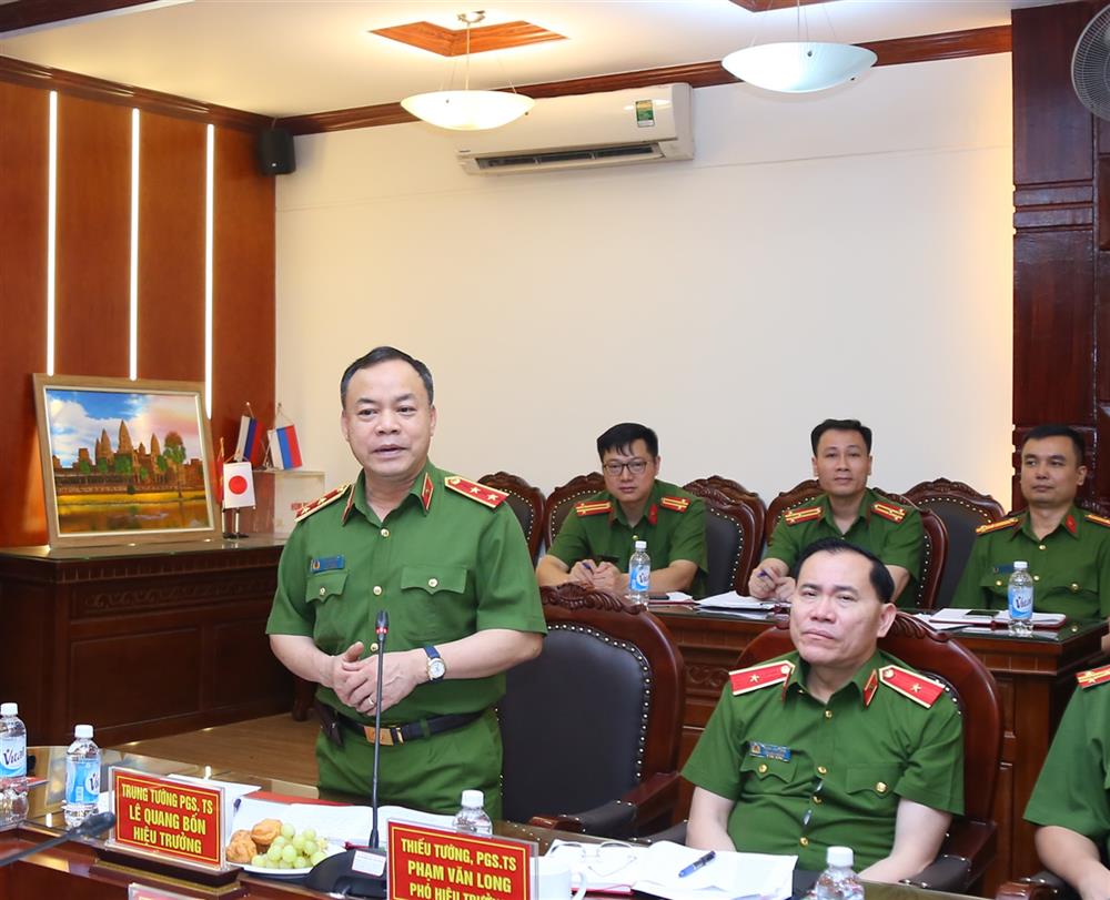 rung tướng, PGS.TS Lê Quang Bốn, Hiệu trưởng Trưởng Đại học PCCC báo cáo tại buổi làm việc.
