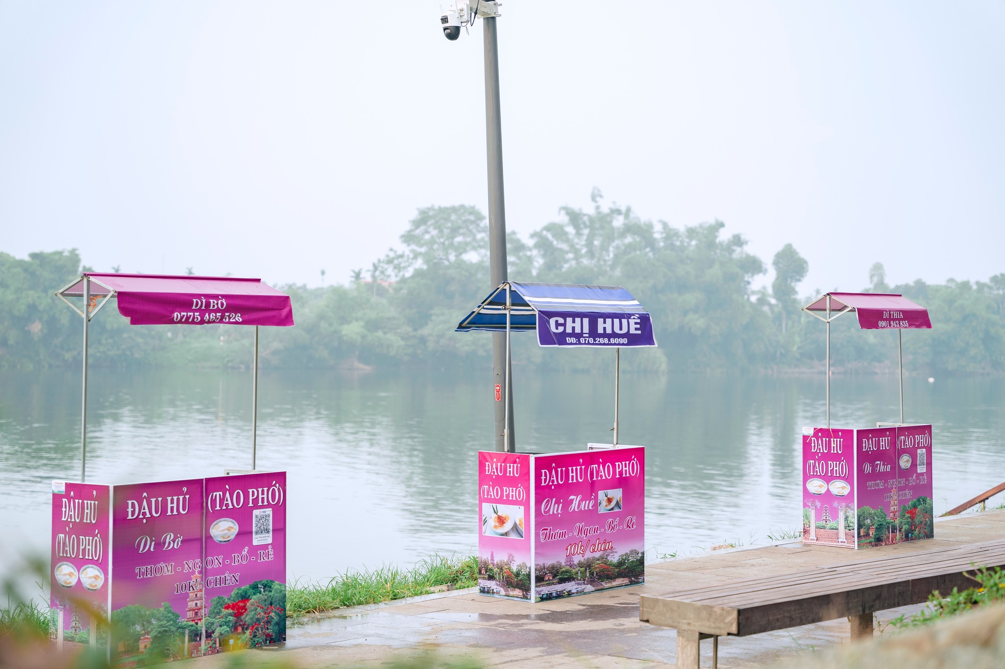 Bí thư Thành ủy Huế giới thiệu món đậu hủ view sông Hương sang chảnh, giá chỉ 10.000 đồng/chén- Ảnh 2. Một số ý kiến mong muốn Huế giữ được nét đẹp của quang gánh, đậu hủ đựng trong ghè đá như xưa. Ông Định chia sẻ: