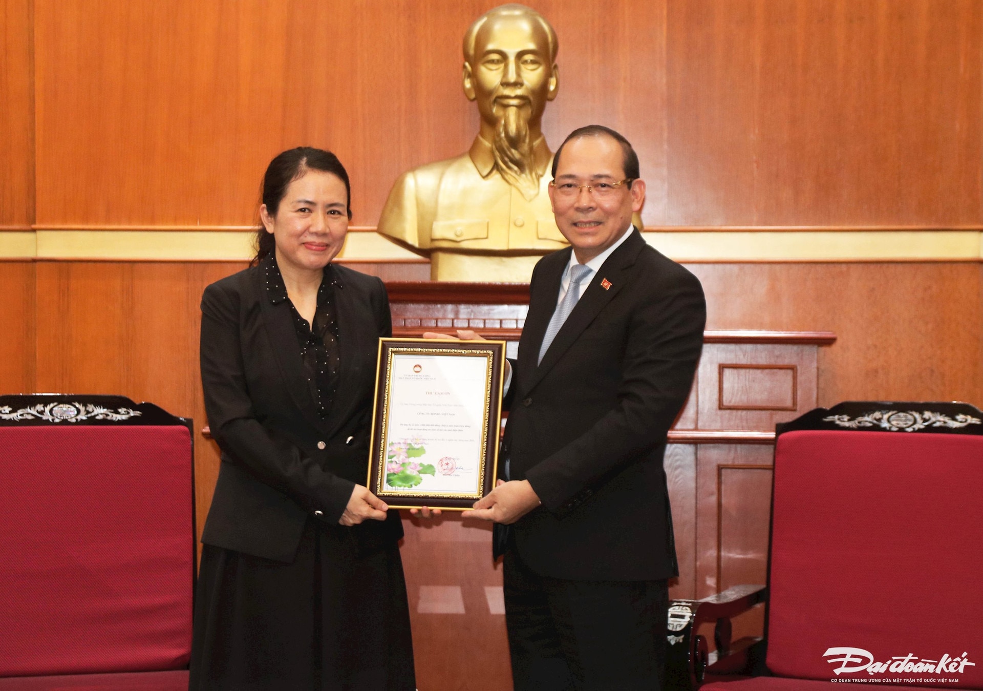 Phó Chủ tịch UBTƯ MTTQ Việt Nam Hoàng Công Thủy trao Thư cảm ơn cho Công ty Honda Việt Nam. Ảnh: Tiến Đạt.