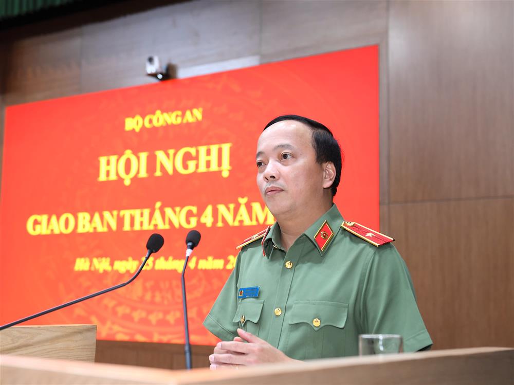 Thiếu tướng Đặng Hồng Đức, Chánh Văn phòng Bộ Công an trình bày báo cáo tóm tắt tình hình, kết quả công tác công an tháng 4/2024.