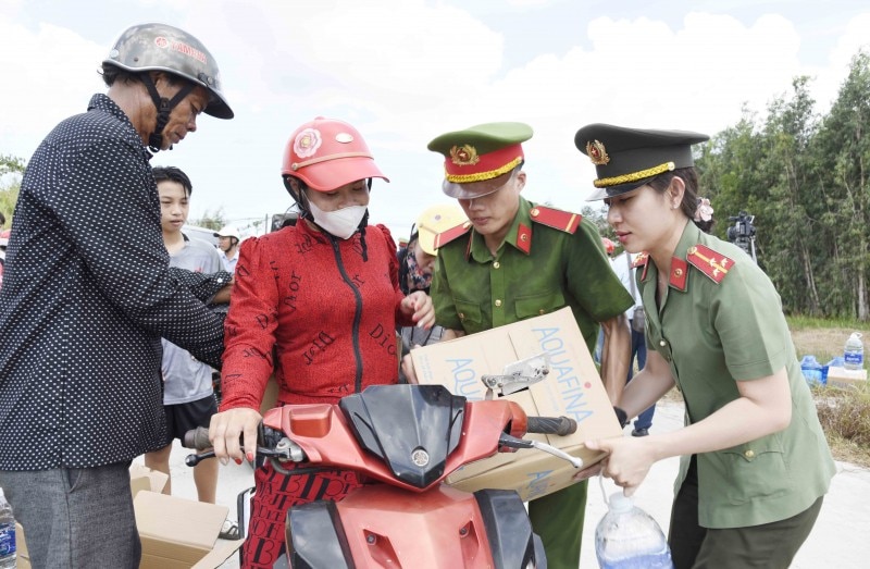18月4日、カマウ省警察は、チャン・ヴァン・トイ地区（カマウ省）カン・ビン・タイ・バックコミューンの集落50、集落1、集落2の3世帯に、各世帯に65リットルのあらゆる種類のボトル入り飲料水を寄贈した。 。