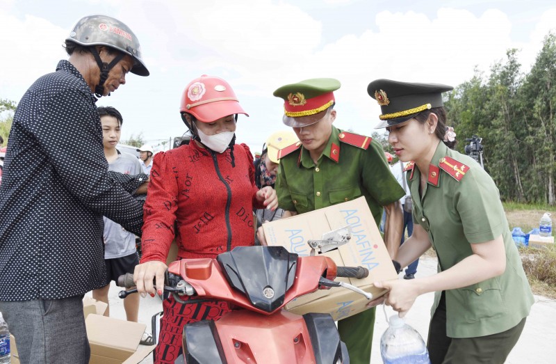 El 18 de abril, la policía provincial de Ca Mau donó a 4 hogares de las aldeas 50, 1 y 2 de la comuna de Khanh Binh Tay Bac, distrito de Tran Van Thoi (provincia de Ca Mau), cada hogar con 3 litros de agua potable embotellada de todo tipo. .