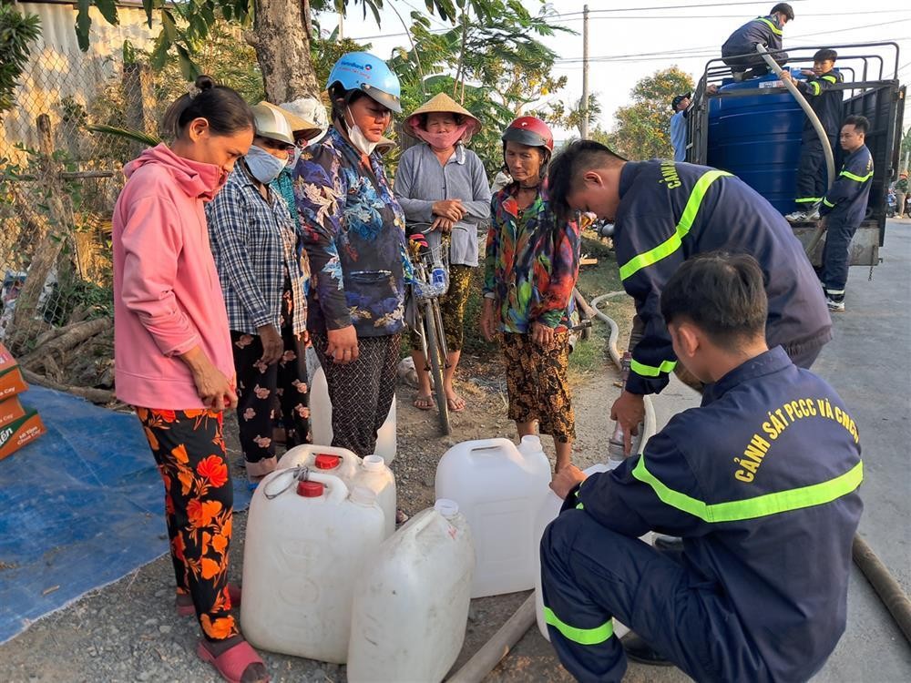 Policía Provincial de Tien Giang con el programa "Sentimiento en un día seco".