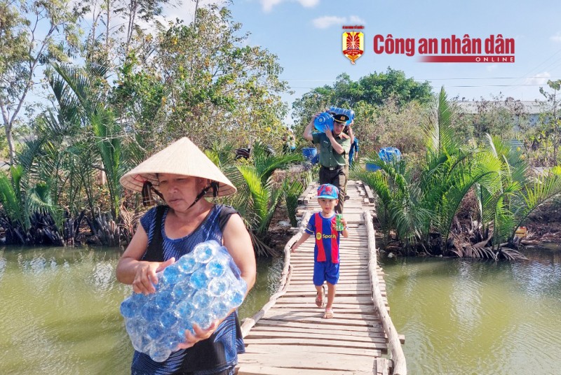 El 15 de abril, en la aldea de Nam Chanh, comuna de Lich Hoi Thuong, distrito de Tran De (provincia de Soc Trang), la policía provincial entregó 4 barriles de agua de manantial de 150 litros; 21 paquetes de agua embotellada para personas. Además, el Departamento de Policía de Prevención de Incendios y Rescate de la Policía Provincial de Soc Trang incrementó 150 camiones cisterna para transportar agua doméstica para ayudar a las personas con una cantidad de casi 2 m10.