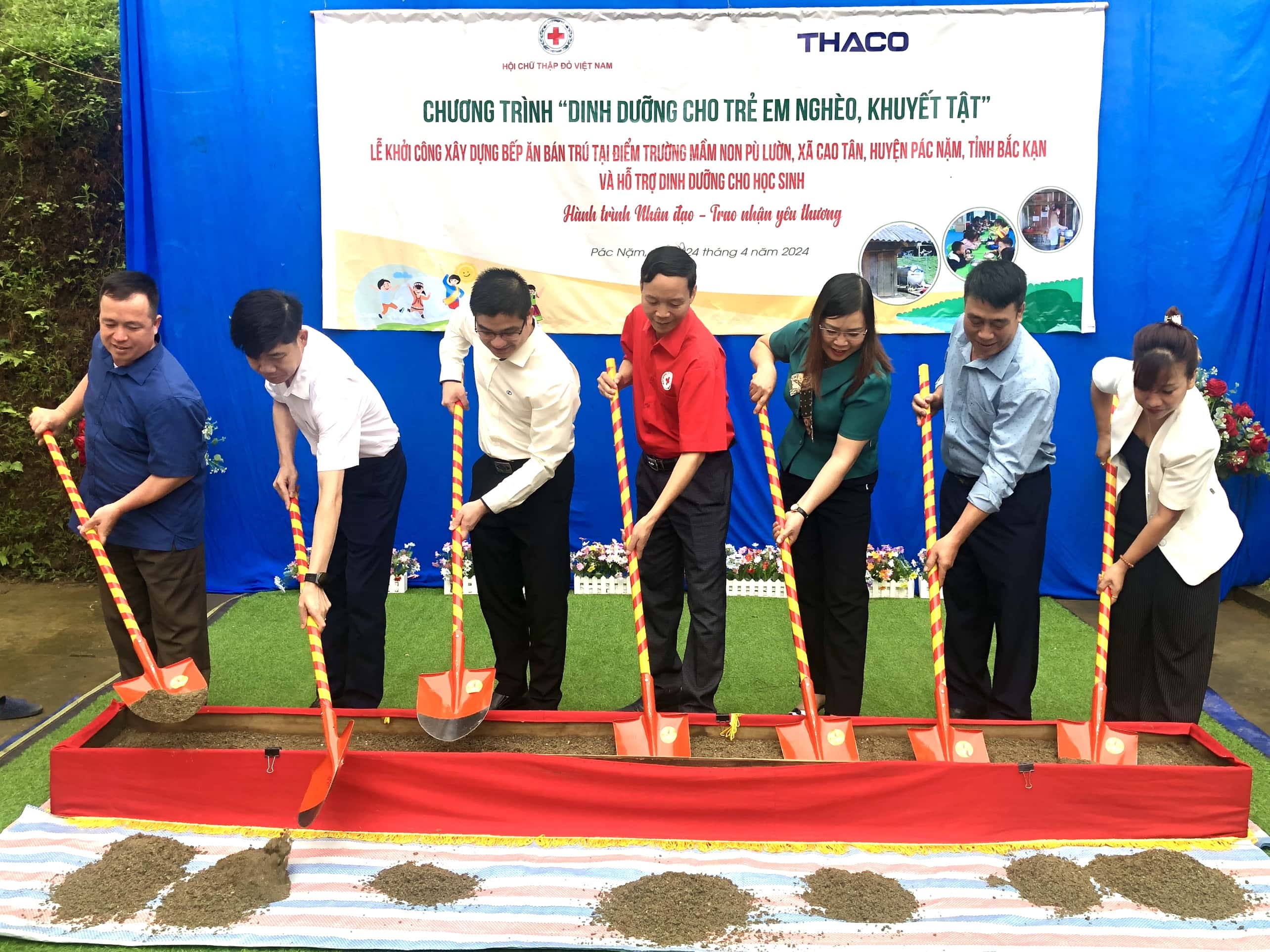 Đại diện THACO, ông Mai Văn Thiện – Giám đốc THACO AUTO Bắc Kạn (đứng thứ 3, từ trái sang) thực hiện nghi thức khởi công xây dựng bếp ăn bán trú Đại diện THACO, ông Mai Văn Thiện – Giám đốc THACO AUTO Bắc Kạn (đứng thứ 3, từ trái sang) thực hiện nghi thức khởi công xây dựng bếp ăn bán trú