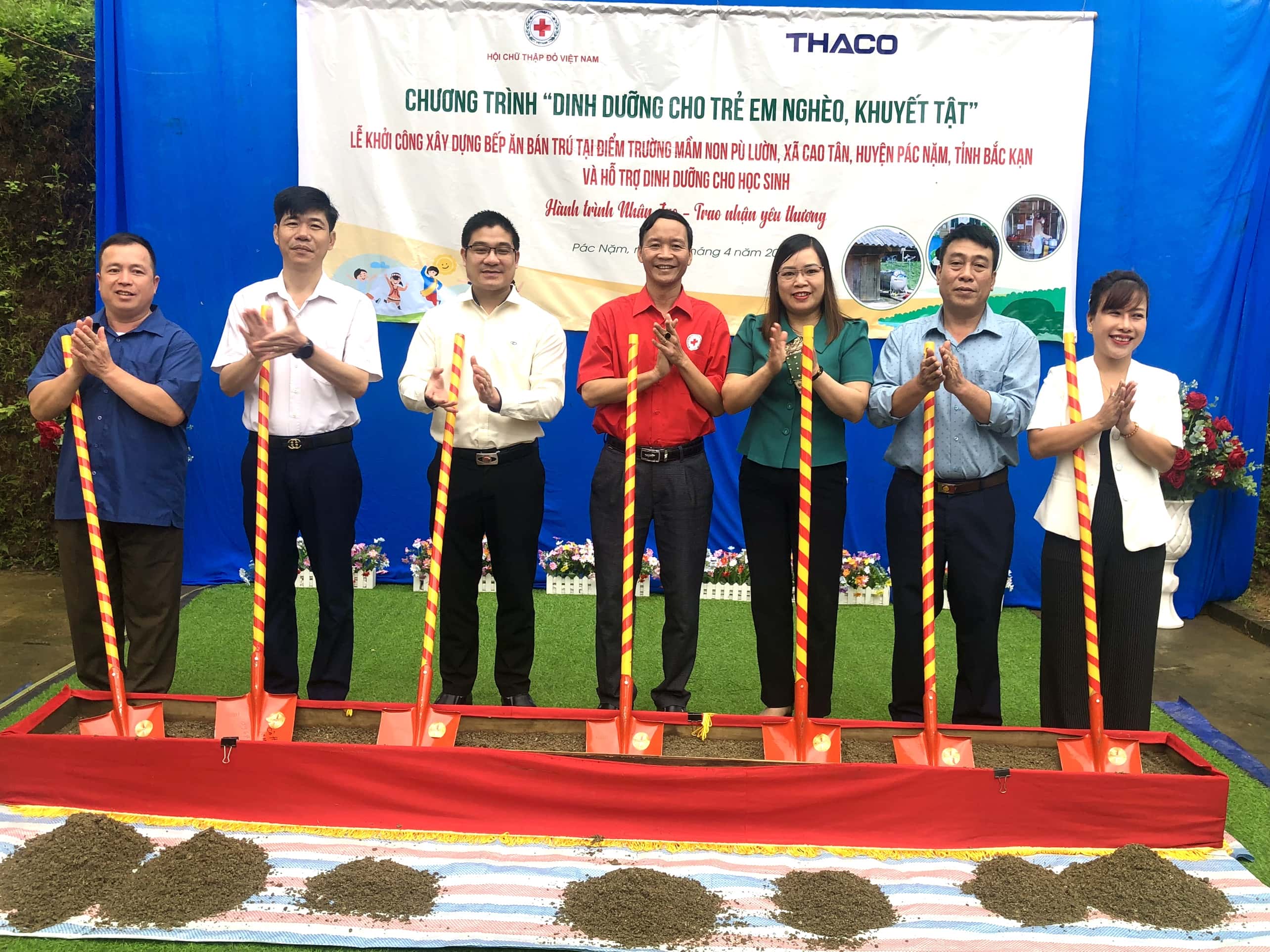 Ông Mai Văn Thiện cùng các đại biểu chụp hình lưu niệm Ông Mai Văn Thiện cùng các đại biểu chụp hình lưu niệm