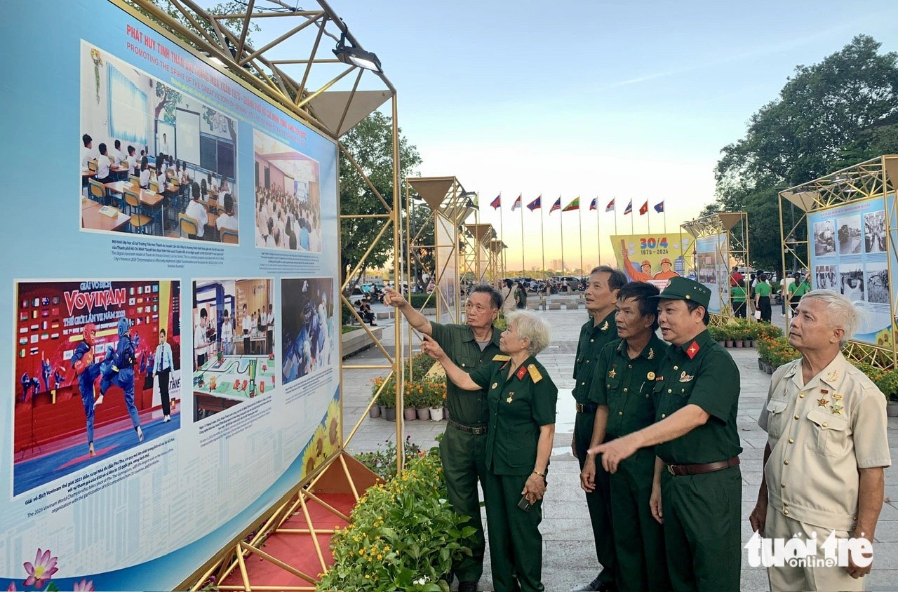 Các cựu chiến binh tham quan triển lãm ảnh - Ảnh: HOÀI PHƯƠNG Các cựu chiến binh tham quan triển lãm ảnh - Ảnh: HOÀI PHƯƠNG