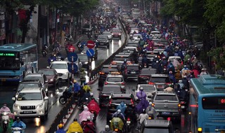 El cielo en Hanoi está oscuro después de las tormentas y el tráfico es caótico