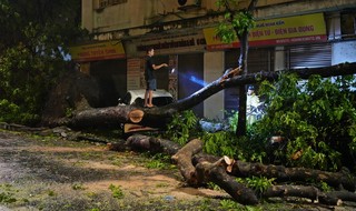 Las calles de Hanoi están desordenadas después de una tormenta