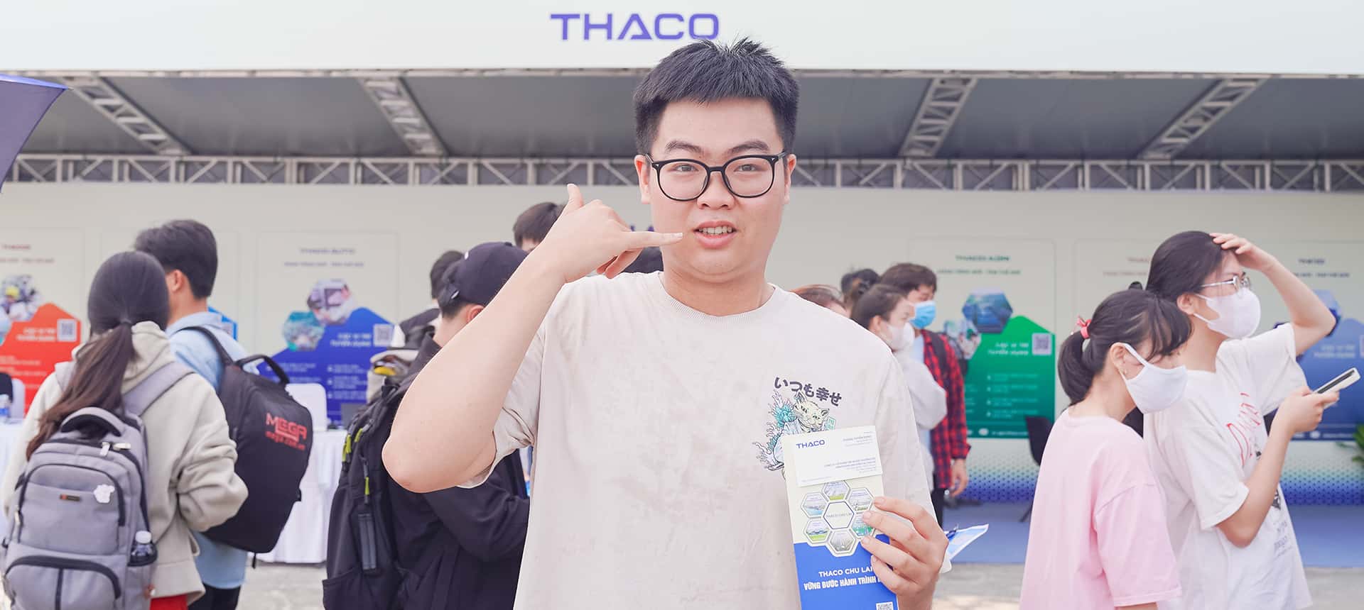 Bạn Nguyễn Công Sinh, sinh viên năm cuối ngành Tự động hóa tham gia ghi danh ứng tuyển tại gian hàng