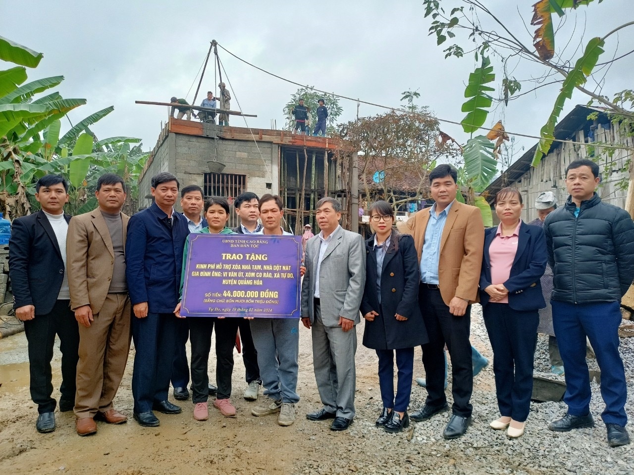 Cao Bang Ethnic Committee awarded funds to support the removal of temporary and dilapidated houses for poor households in Tu Do commune, Quang Hoa district