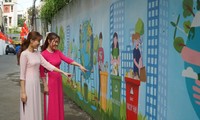 Người dân vui mừng khi mảng tường chi chít tờ rơi thành tranh bích họa