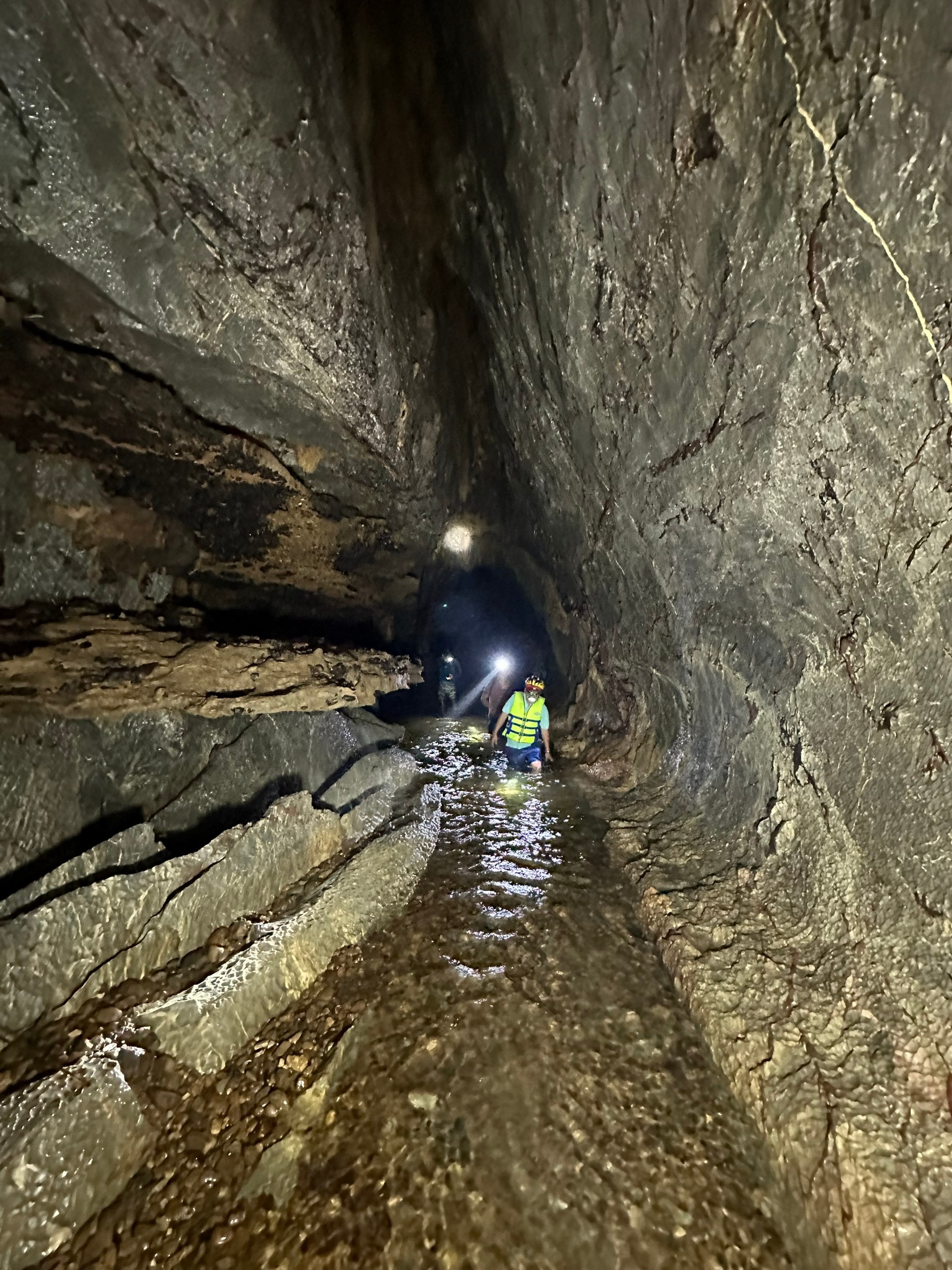 Bên trong hang động mới phát hiện có 'rèm thạch nhũ' khổng lồ ở Quảng Bình- Ảnh 2.