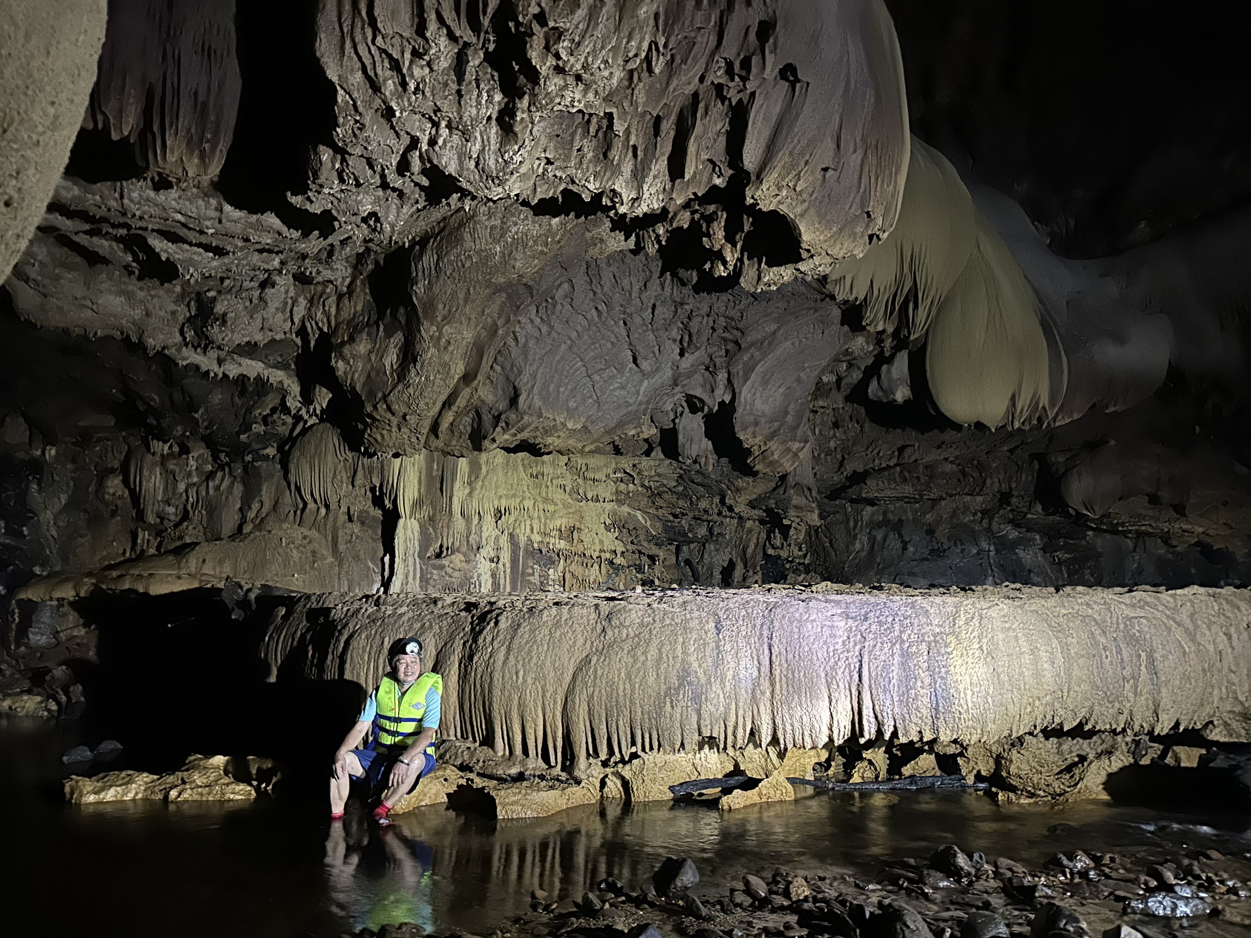 Bên trong hang động mới phát hiện có 'rèm thạch nhũ' khổng lồ ở Quảng Bình- Ảnh 4.
