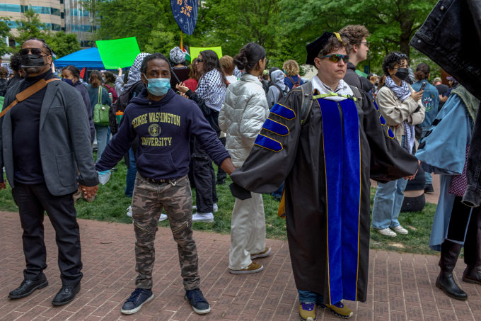 Sinh viên biểu tình tại khuôn viên Đại học George Washington, ngày 25/4. Ảnh: AP