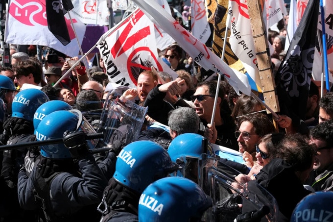 Đám đông biểu tình ở Venice ngày 25/4. Ảnh: Reuters