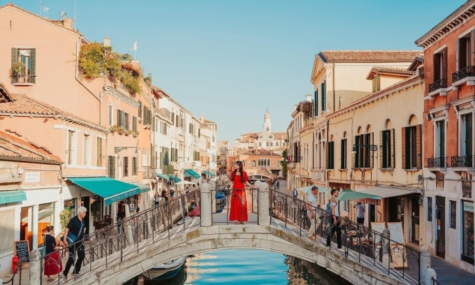 Du khách chụp ảnh lưu niệm khi đứng trên cầu ở Venice. Ảnh: Nguyễn Anh Lukas