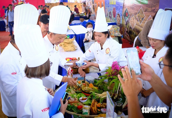 Giám khảo chấm chọn những món ngon từ đẳng sâm do đội thi xã Văn Xuôi, huyện Tu Mơ Rông, trình bày - Ảnh: TẤN LỰC 