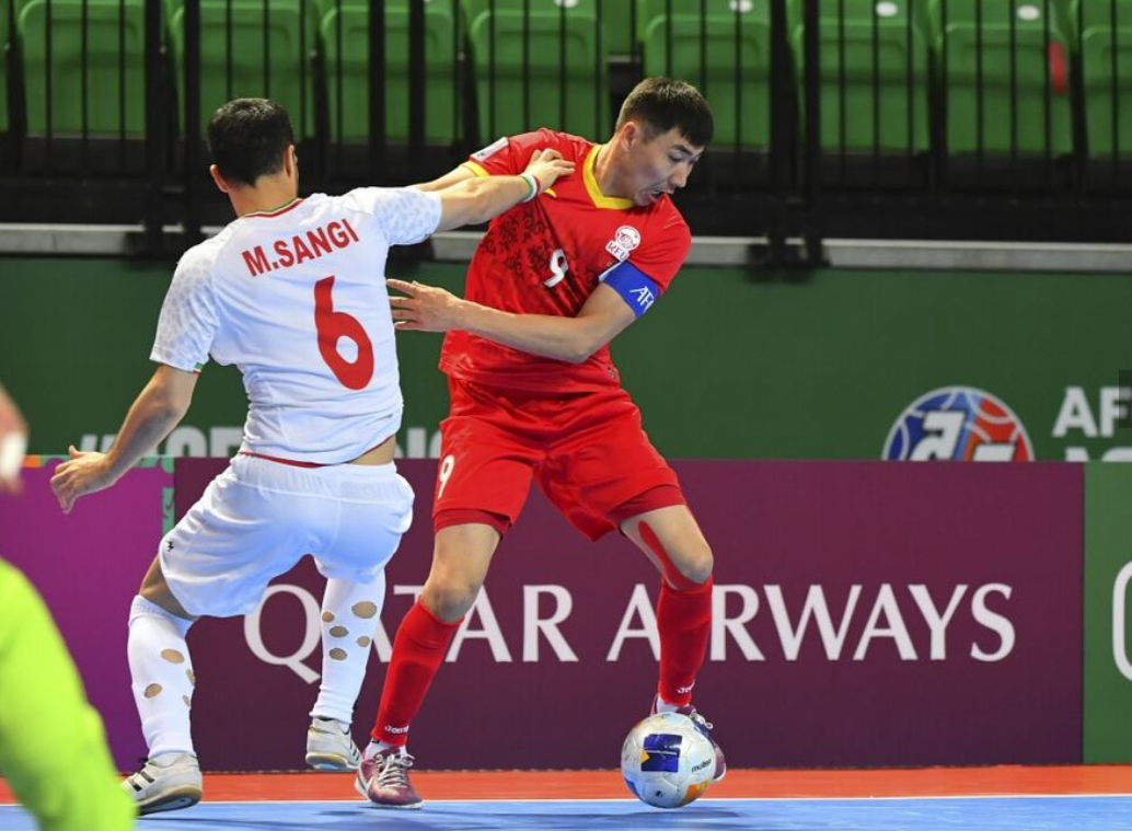 Play-off VCK futsal châu Á, Việt Nam 0-0 Kyrgyzstan: Tranh vé đến World Cup- Ảnh 2. Đội tuyển Kyrgyzstan (áo đỏ) được xem là đối thủ khó chơi