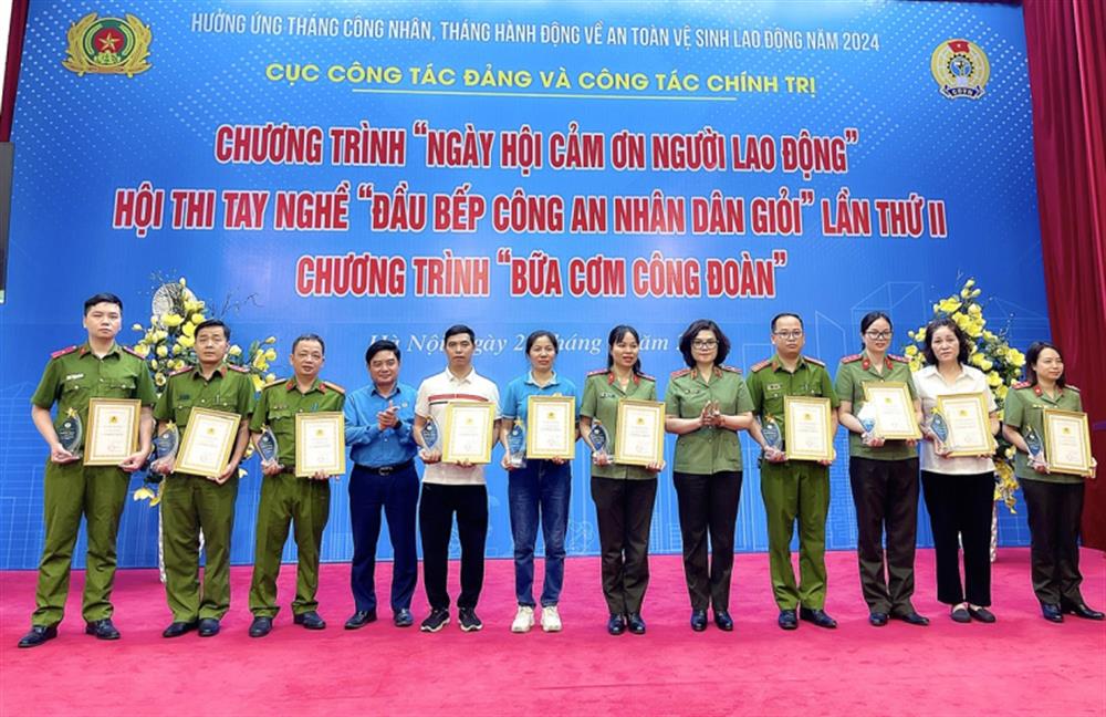 Thiếu tướng Ngô Hoài Thu và đồng chí Nguyễn Anh Thơ (Tổng LĐLĐ Việt Nam) trao Giấy chứng nhận và biểu trưng tôn vinh các cá nhân đạt danh hiệu “Lao động giỏi” năm 2023.