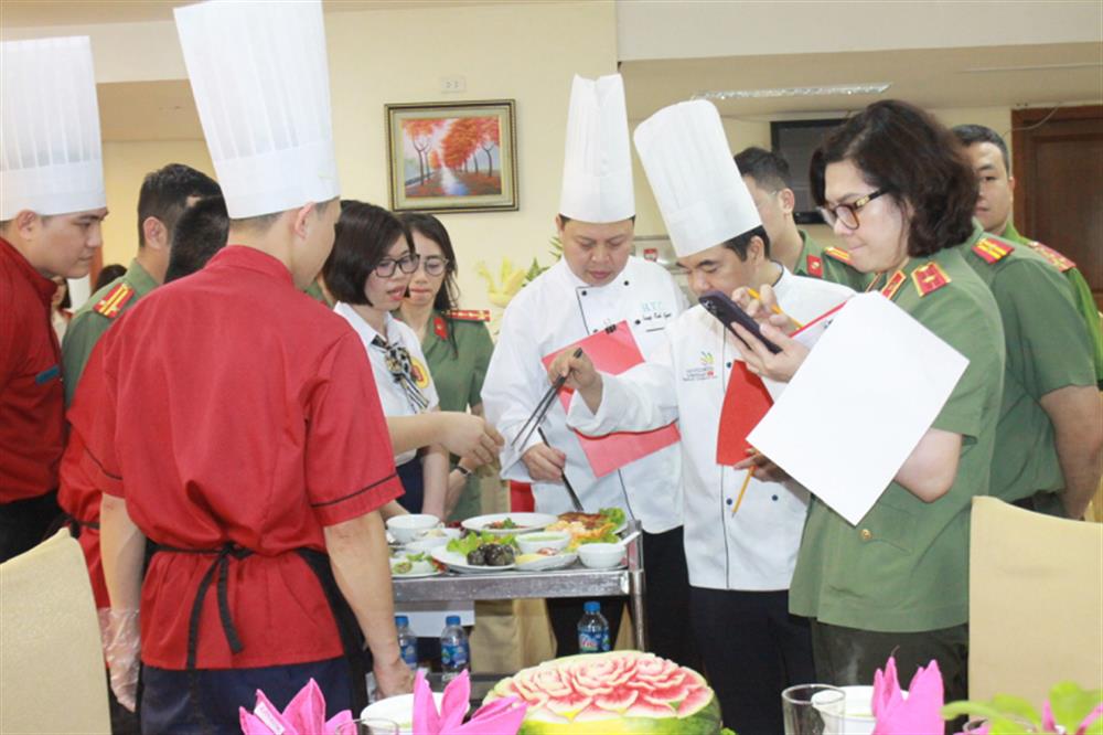 Ban Giám khảo trực tiếp thử từng món ăn, đánh giá tay nghề đầu bếp.