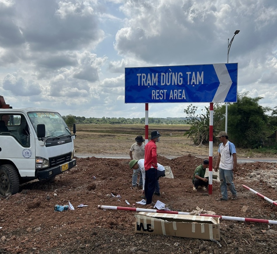 Ban quản lý dự án Thăng Long đang lắp biển hướng dẫn đến trạm dừng nghỉ tại nút giao cao tốc Phan Thiết - Dầu Giây với đường tỉnh ĐT 765, huyện Xuân Lộc, tỉnh Đồng Nai - Ảnh: MAI THỨC