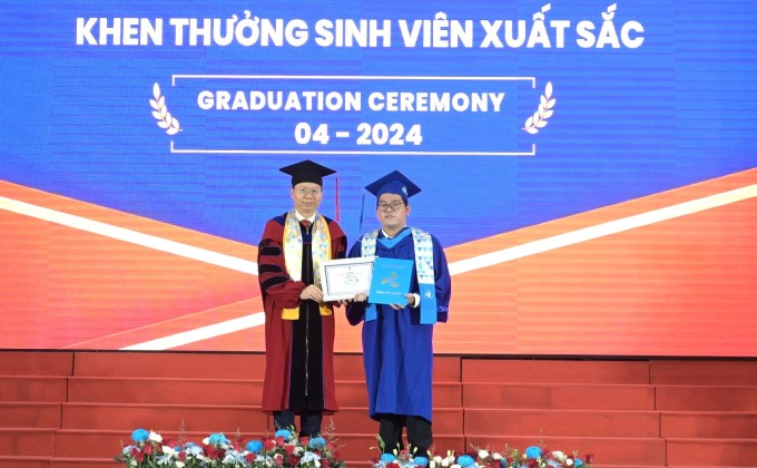 Thái Tài được vinh danh sinh viên tốt nghiệp xuất sắc tại lễ tốt nghiệp sáng 26/4. Ảnh: HCMUT