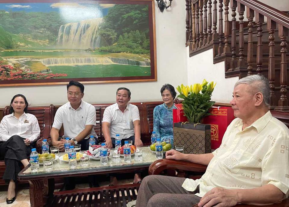 Phó Chủ tịch Thường trực UBND TP Lê Hồng Sơn cùng đoàn đến thăm thân nhân liệt sĩ Phạm Văn Ngọ.