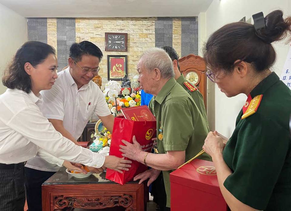 Lãnh đạo quận Hà Đông tặng quà cho ông Trịnh Bá Quyền.