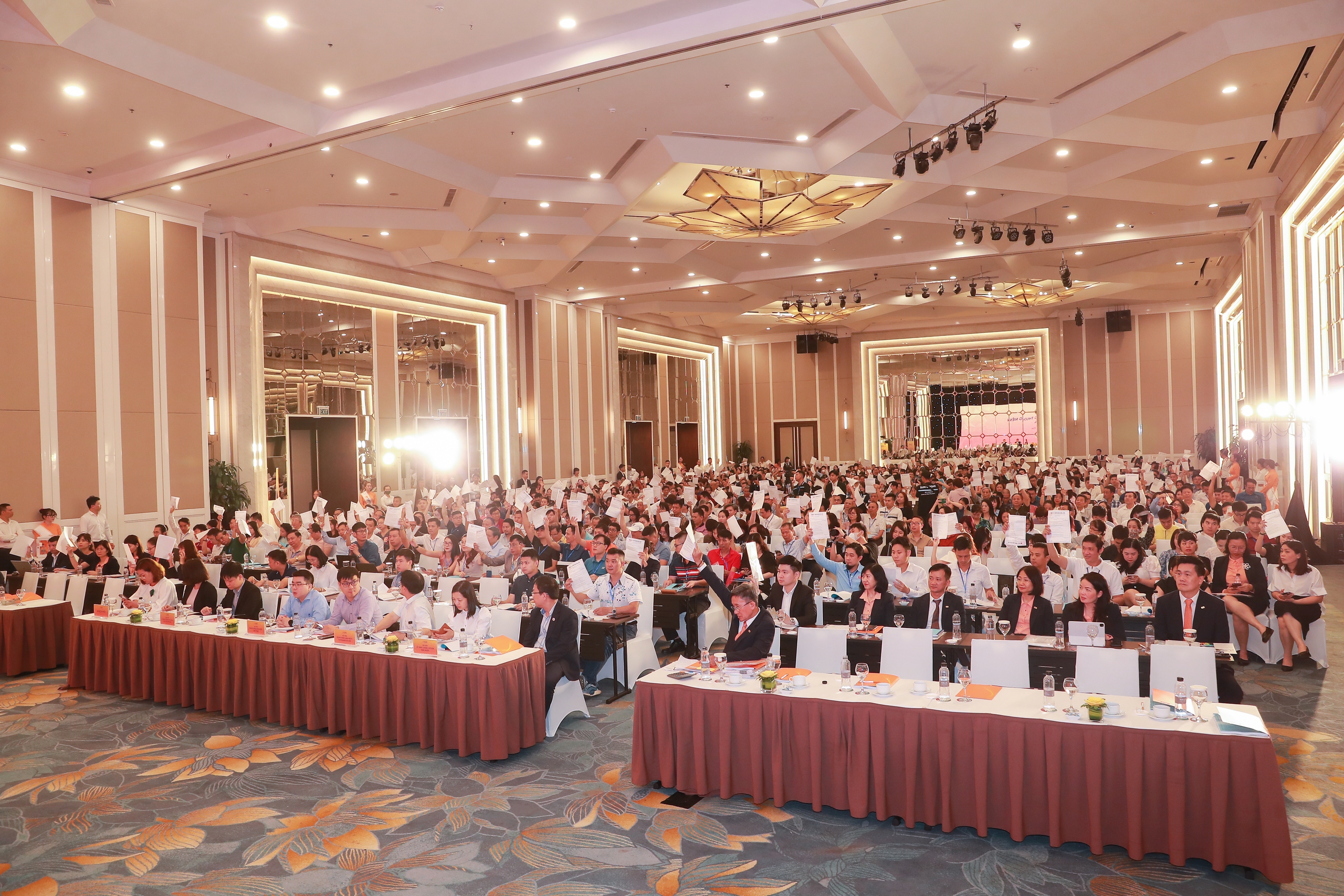 SHB tăng tốc chuyển đổi, lợi nhuận quý I cao nhất lịch sử, mục tiêu 2024 tăng 22% và chia cổ tức 18%- Ảnh 3. SHB tăng tốc chuyển đổi, lợi nhuận quý I cao nhất lịch sử, mục tiêu 2024 tăng 22% và chia cổ tức 18%- Ảnh 3.