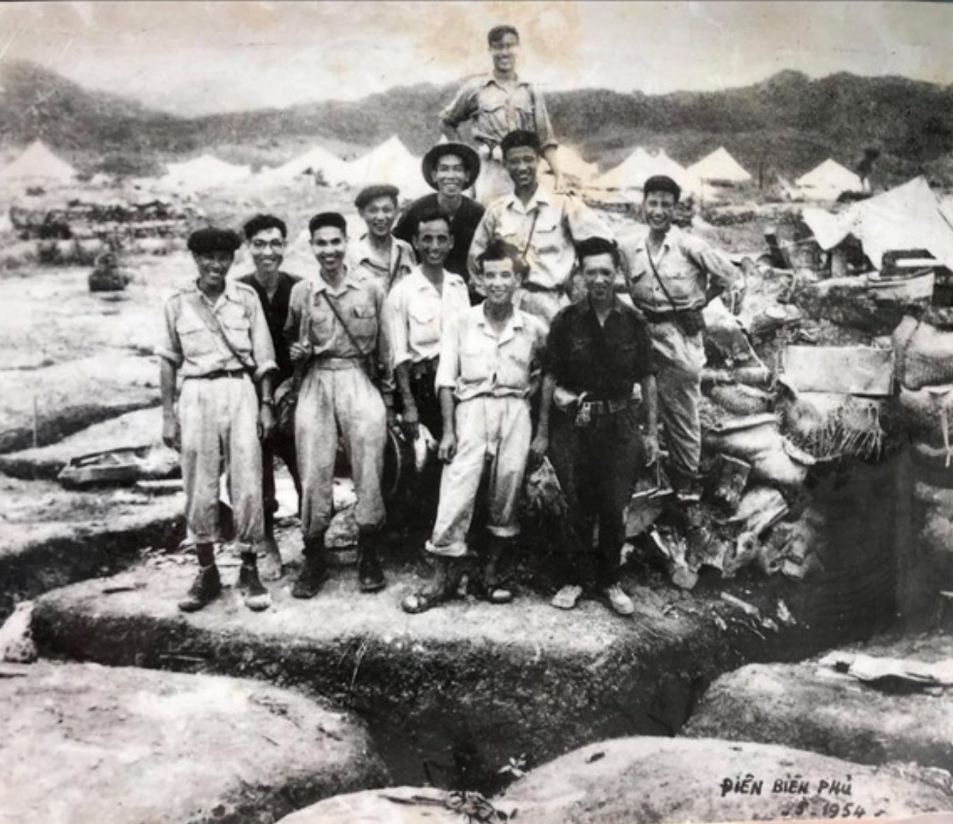 Đoàn làm phim tài liệu và nhiếp ảnh tham gia chiến dịch Điện Biên Phủ, năm 1954 - Ảnh: Cục điện ảnh