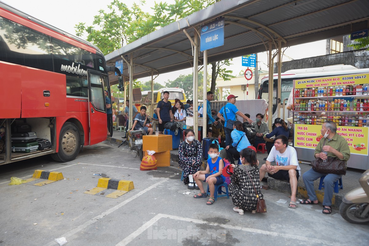 Người dân 'quay cuồng' dưới nắng nóng bắt xe về quê nghỉ lễ 30/4 ảnh 7