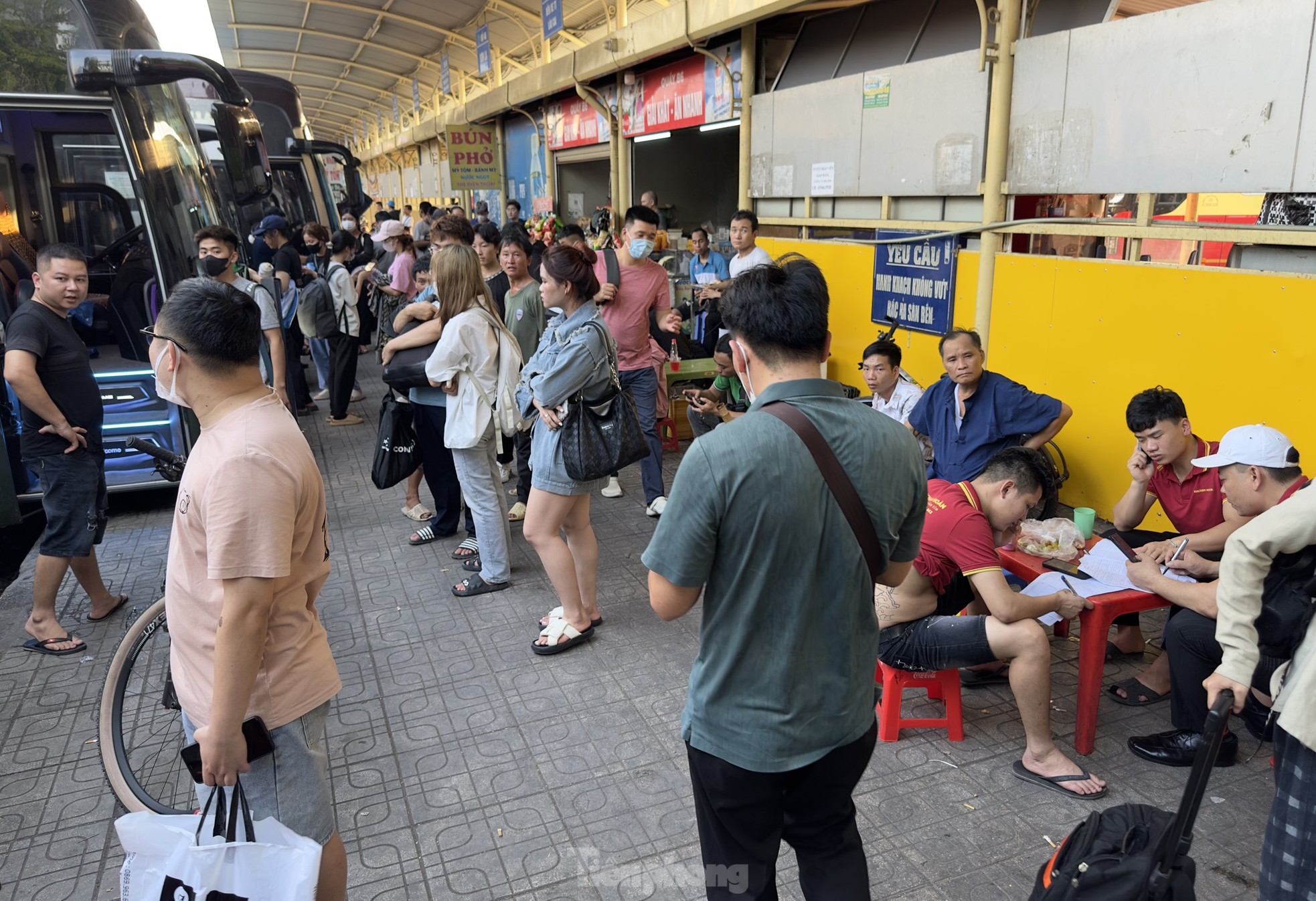 Người dân 'quay cuồng' dưới nắng nóng bắt xe về quê nghỉ lễ 30/4 ảnh 17