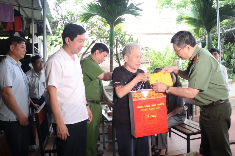 Thanh Hóa thăm, tặng quà chiến sĩ Điện Biên, các gia đình chính sách ảnh 2