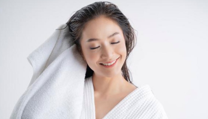 Làm khô tóc tự nhiên hoặc sử dụng khăn mềm để nhẹ nhàng lau khô tóc.