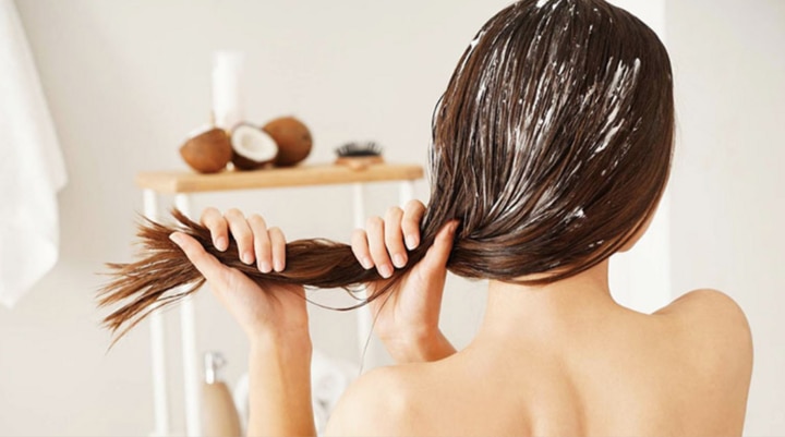 Dầu xả giúp cung cấp dưỡng chất cho tóc, giúp tóc mềm mượt và bồng bềnh hơn.