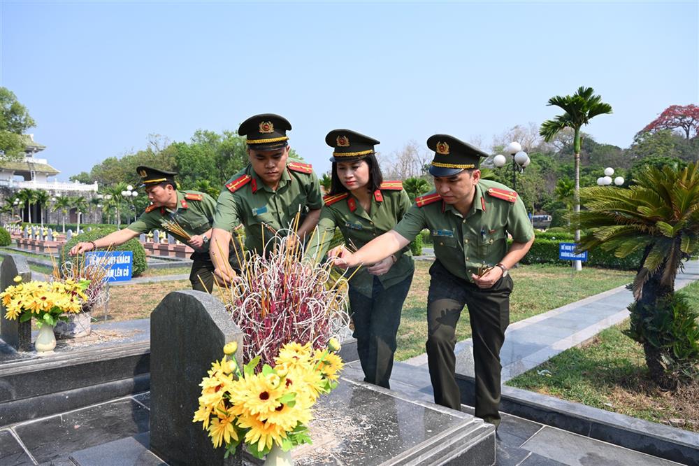 Đoàn dâng hoa, dâng hương tại Đền thờ Liệt sĩ Chiến trường Điện Biên.