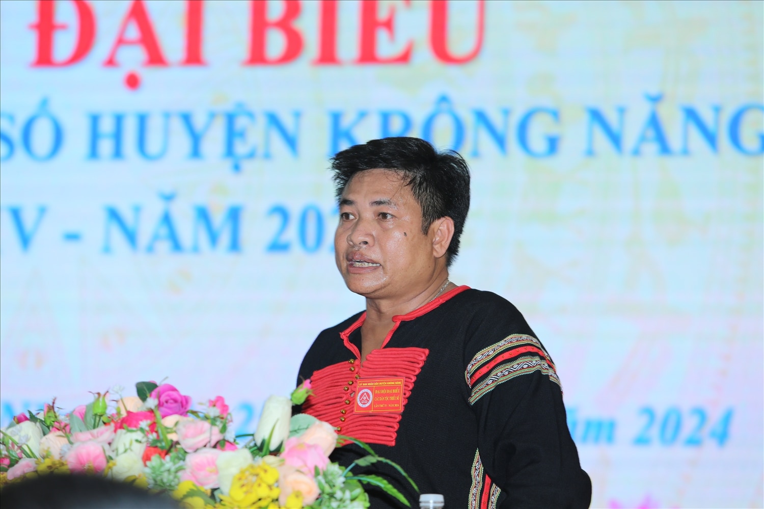 Phó Bí thư Thường trực Huyện ủy huyện Krông Năng Y Bion Niê phát biểu khai mạc đại hội