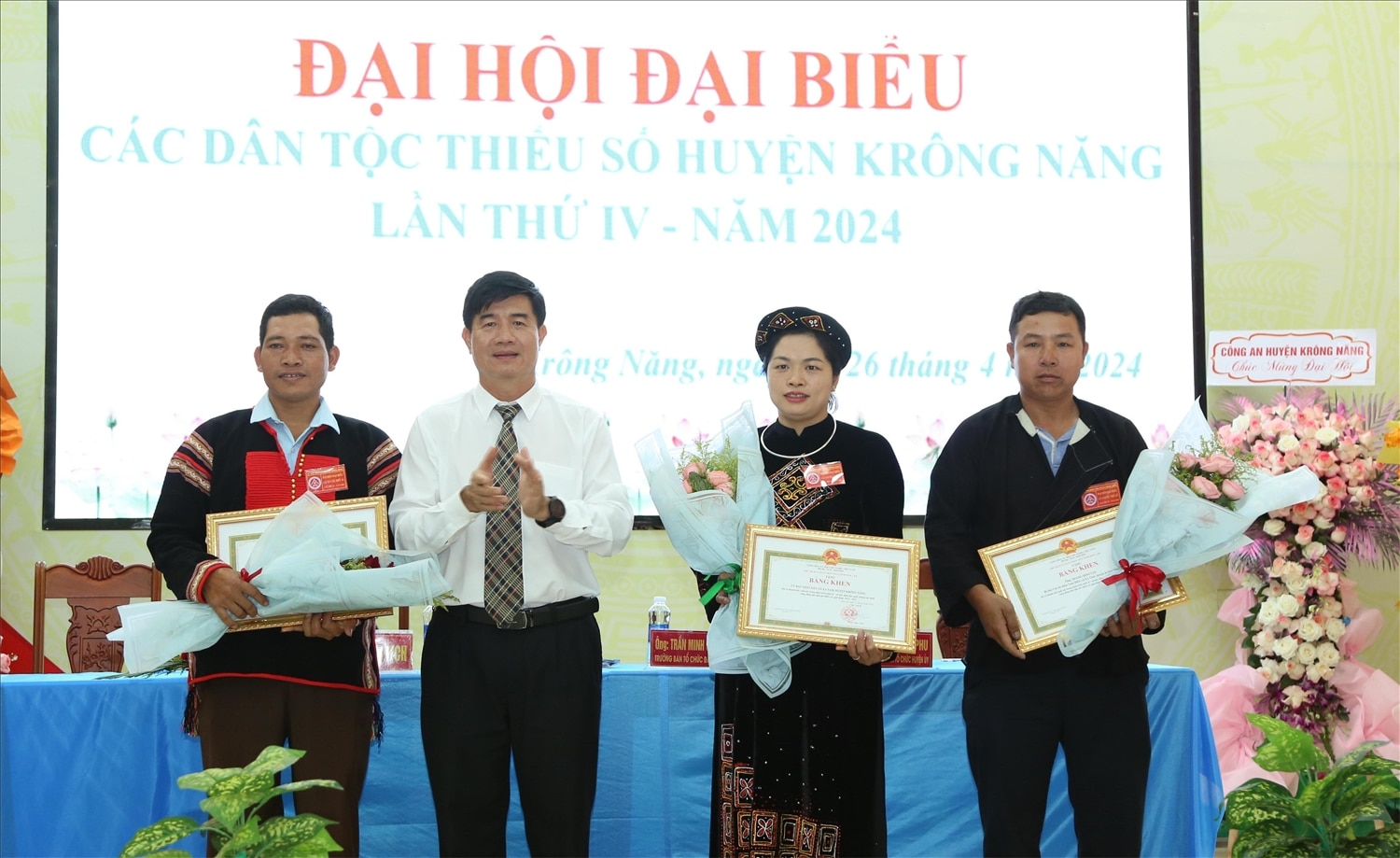 Phó chủ tịch UBND tỉnh Đắk Lắk Nguyễn Thiên Văn tặng Bằng khen cho của tỉnh cho tập thể và cá nhân