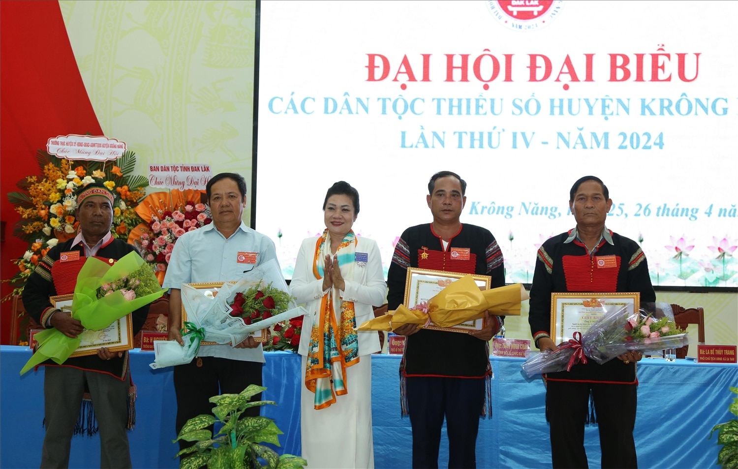 Trưởng Ban Dân tộc tỉnh Đắk Lắk H’Yâo Knul Giấy khen của Ban Dân tộc tỉnh cho các tập thể và cá nhân