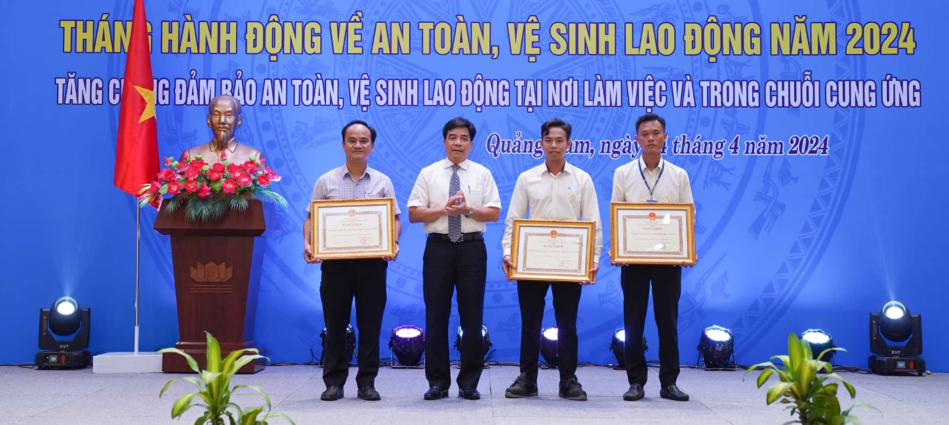 Công ty THACO Luxury Car và Công ty sản xuất Linh kiện nhựa THACO được UBND tỉnh Quảng Nam tặng bằng khen vì có nhiều đóng góp trong công tác ATVSLĐ