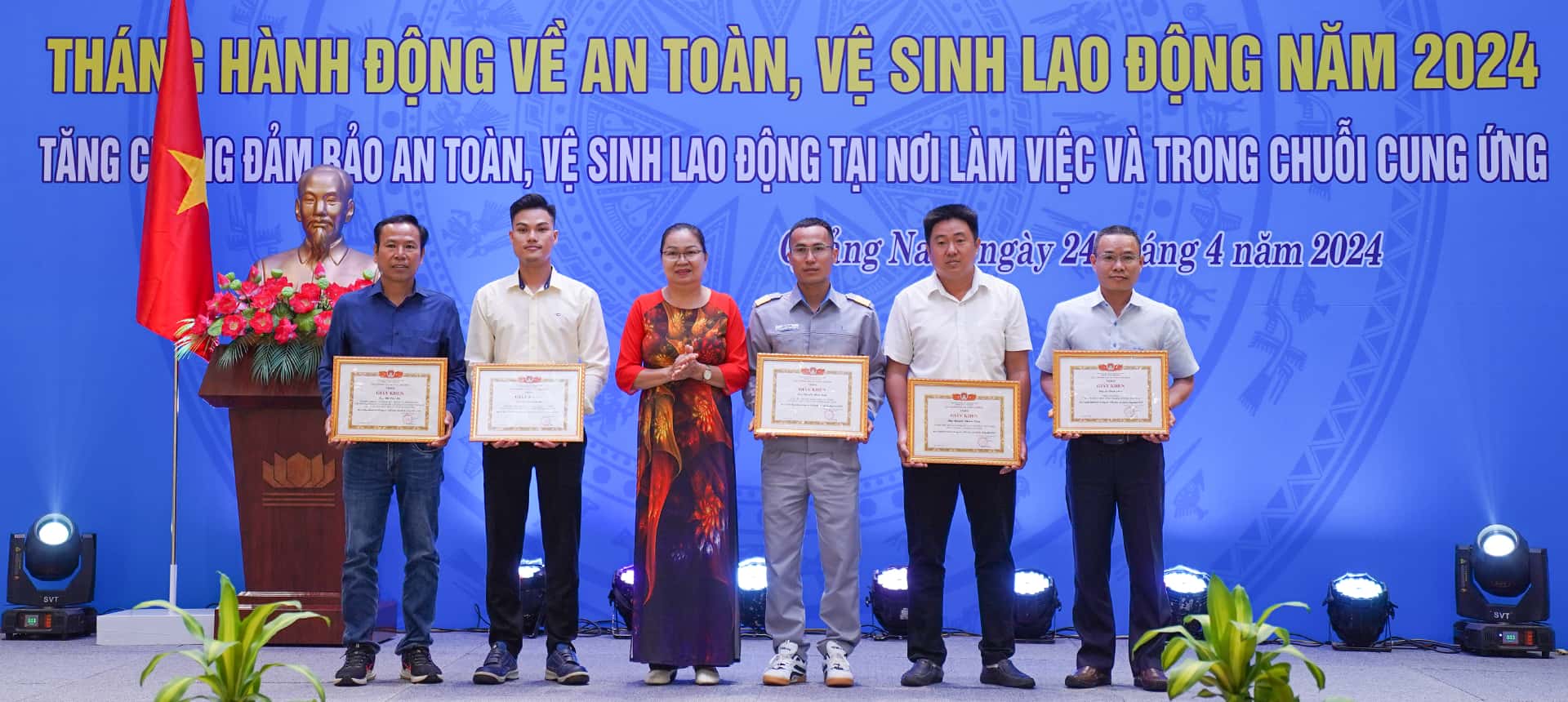 2 cá nhân: anh Võ Ngọc Phong phụ trách ATLĐ - PCCN nhà máy THACO Mazda, anh Nguyễn Minh Lịnh phụ trách ATLĐ - PCCN nhà máy Autocom nhận danh hiệu cá nhân có thành tích xuất sắc trong công tác ATVSLĐ do Cục An toàn lao động (Bộ Lao động - Thương bình và Xã hội) trao tặng 2 cá nhân: anh Võ Ngọc Phong phụ trách ATLĐ - PCCN nhà máy THACO Mazda, anh Nguyễn Minh Lịnh phụ trách ATLĐ - PCCN nhà máy Autocom nhận danh hiệu cá nhân có thành tích xuất sắc trong công tác ATVSLĐ do Cục An toàn lao động (Bộ Lao động - Thương bình và Xã hội) trao tặng