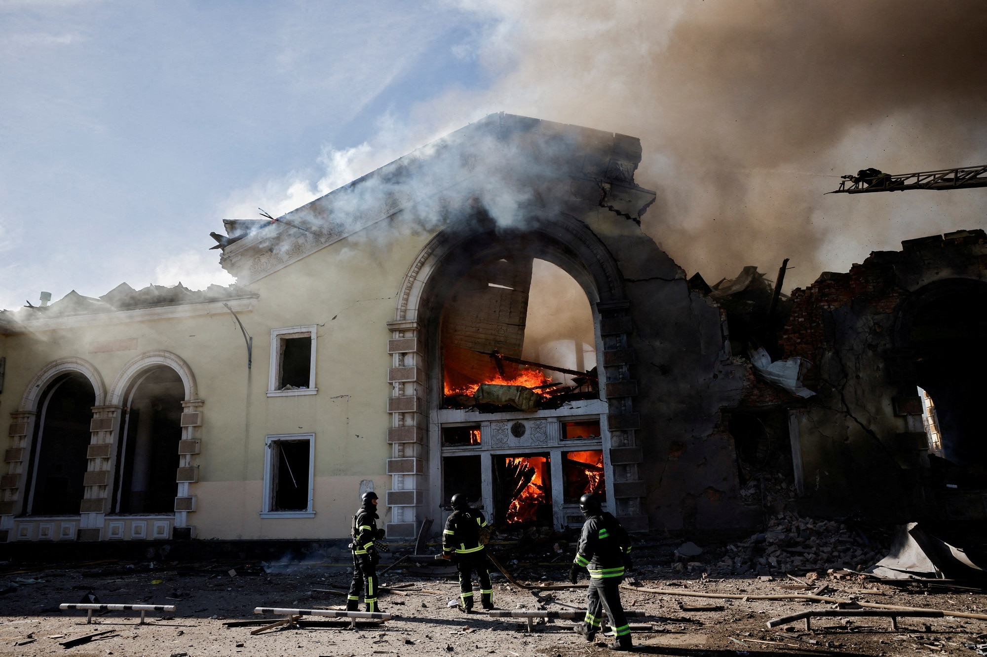 Lính cứu hỏa ngày 24.2 làm việc tại hiện trường nhà ga xe lửa ở Kostyantynivka (Ukraine) bị phá hủy trong cuộc tấn công bằng tên lửa bị nghi do Nga tiến hành